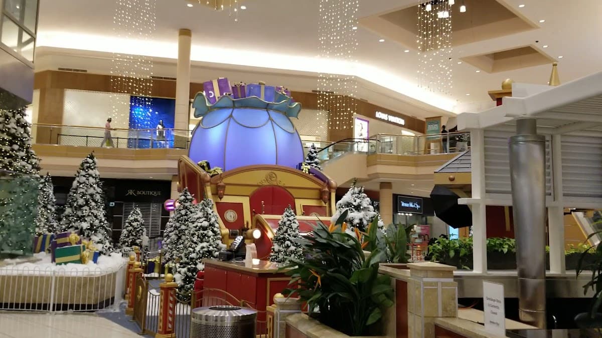 International Plaza and Bay Street — foto