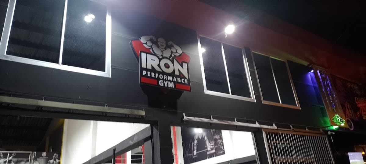 IRON GYM — foto