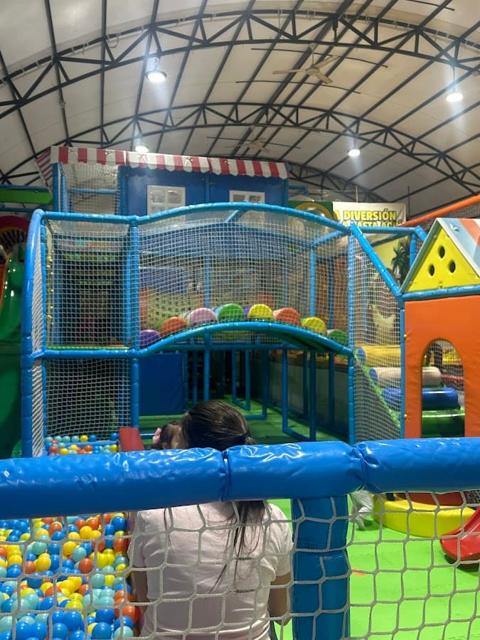Parque infantil YupiJump Belaire Plaza - Playground & Trampolines — foto