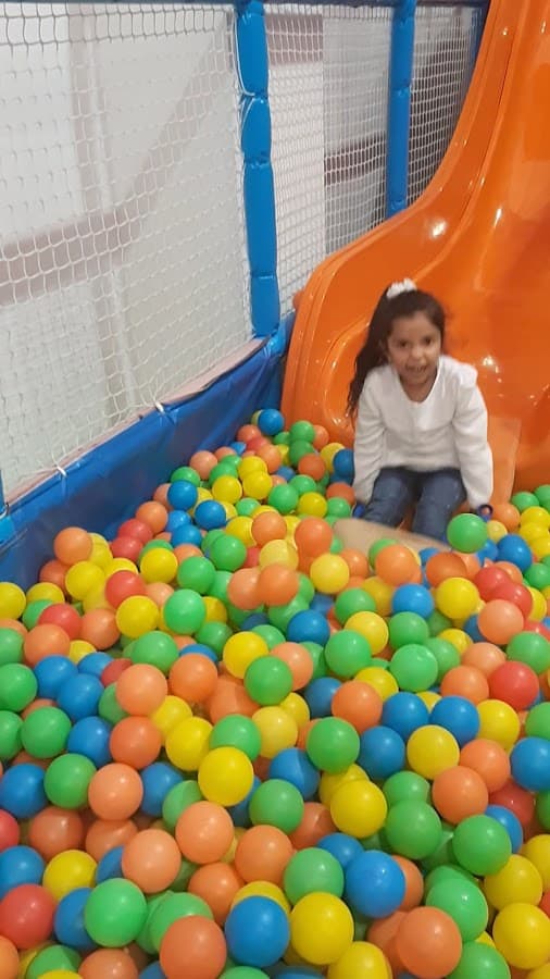 Parque infantil YupiJump Belaire Plaza - Playground & Trampolines — foto