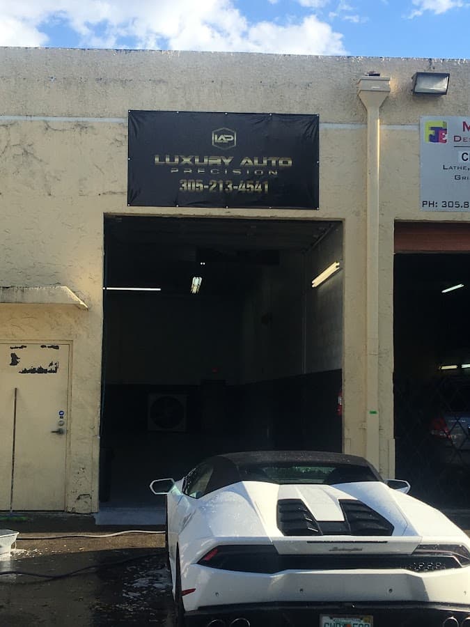 LUXURY AUTO PRECISION — foto