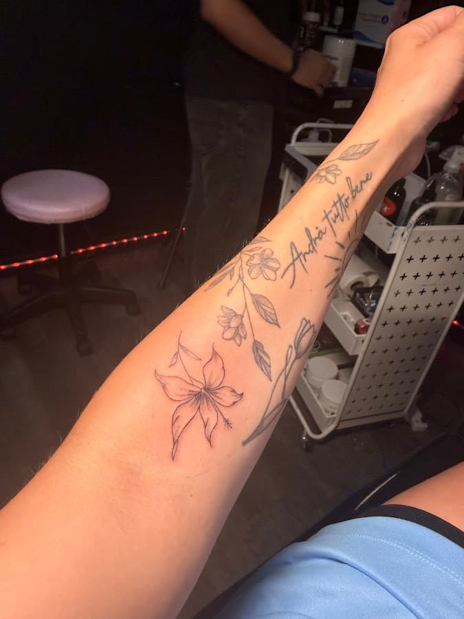 Divine Lines Tattoo — foto