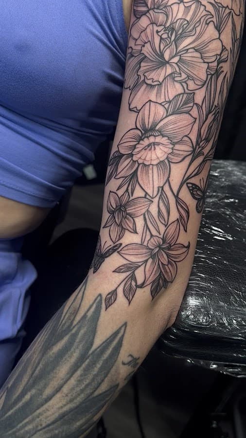 Divine Lines Tattoo — foto