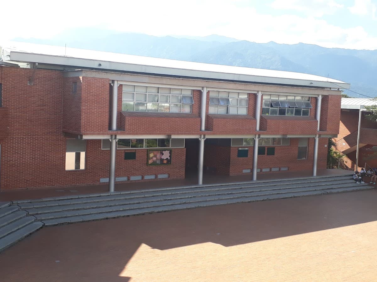 Colegio Comfenalco Ibague — foto