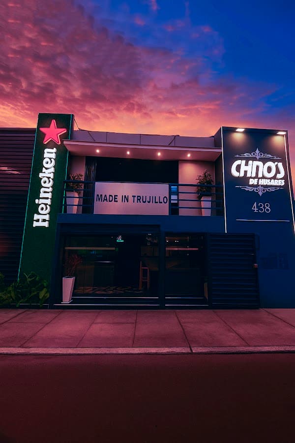 VIDEO PUB CHINOS DE HUSARES