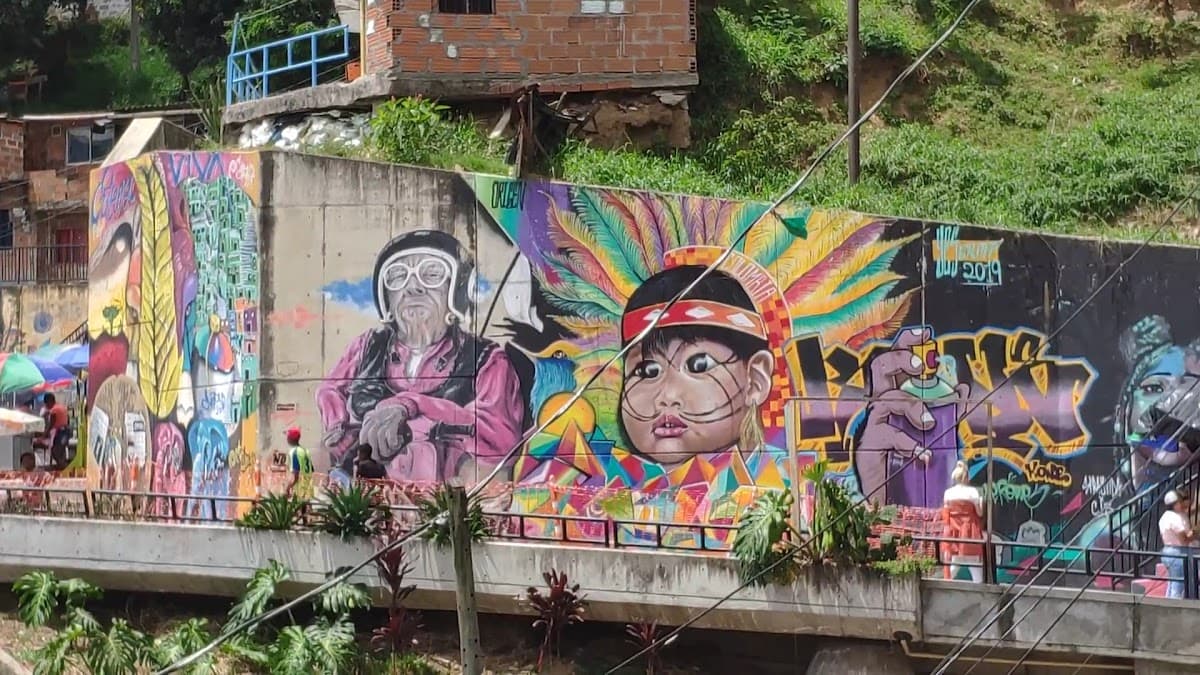 Graffitour Comuna13. Medellín — foto