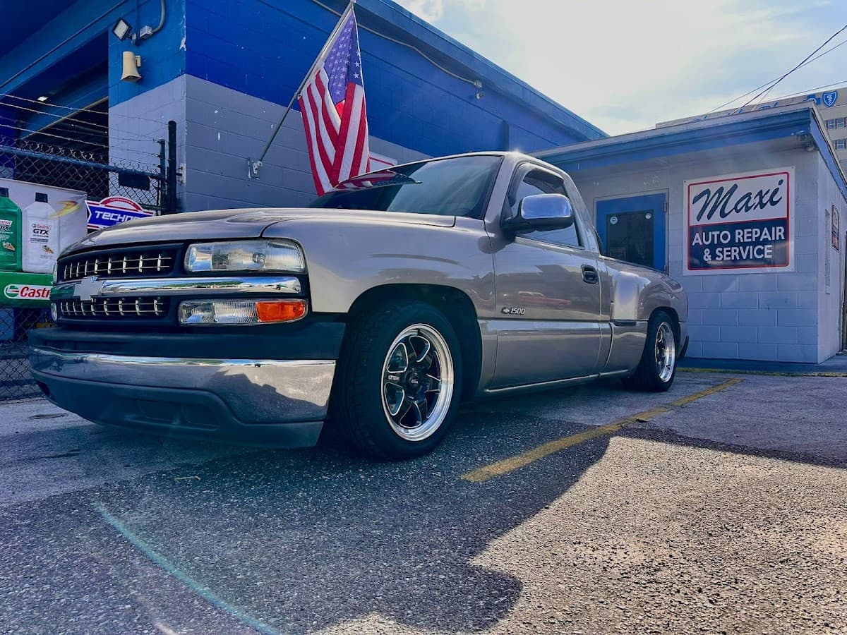 Hugh's Riverside Automotive — foto