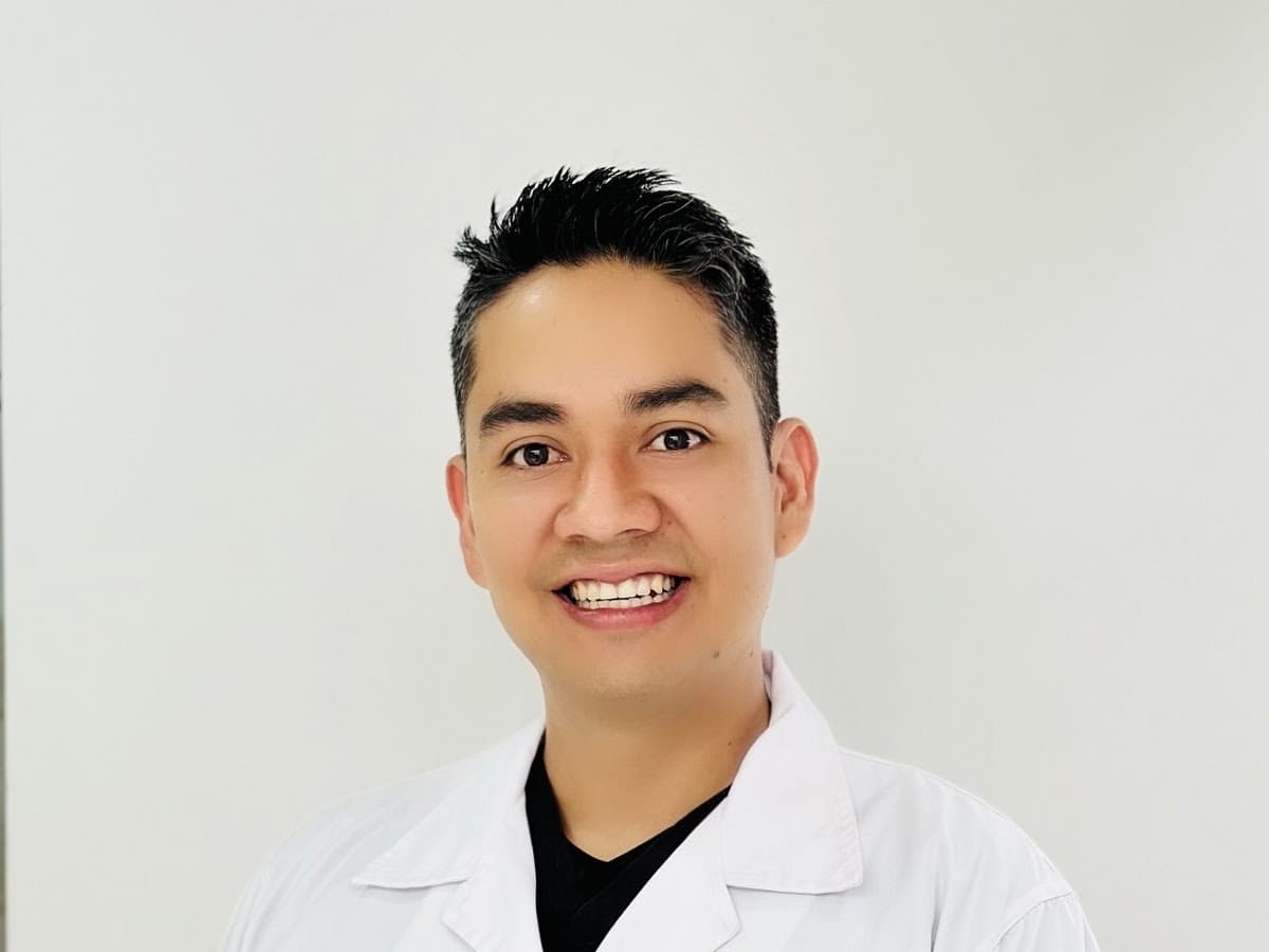 Dr. Leandro Realpe – Médico Especialista en Fisiatría