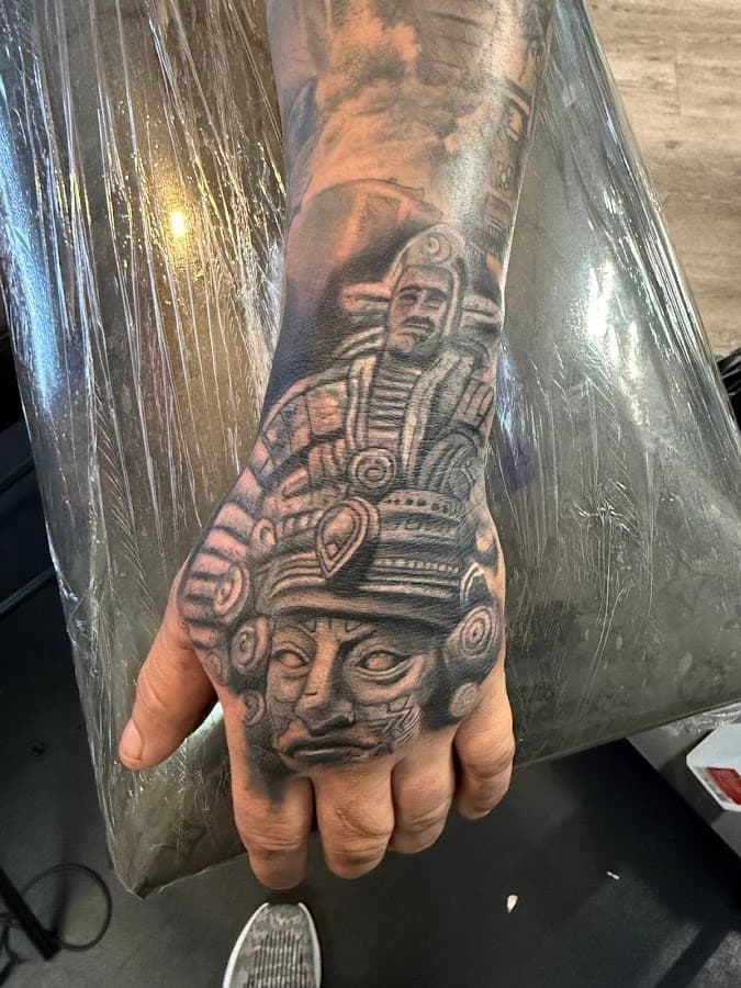 Under the Surface Tattoos — foto