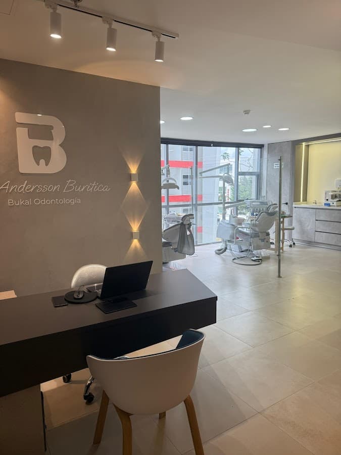 Dr. Andersson Buritica odontólogo Pereira- Bukal Odontología