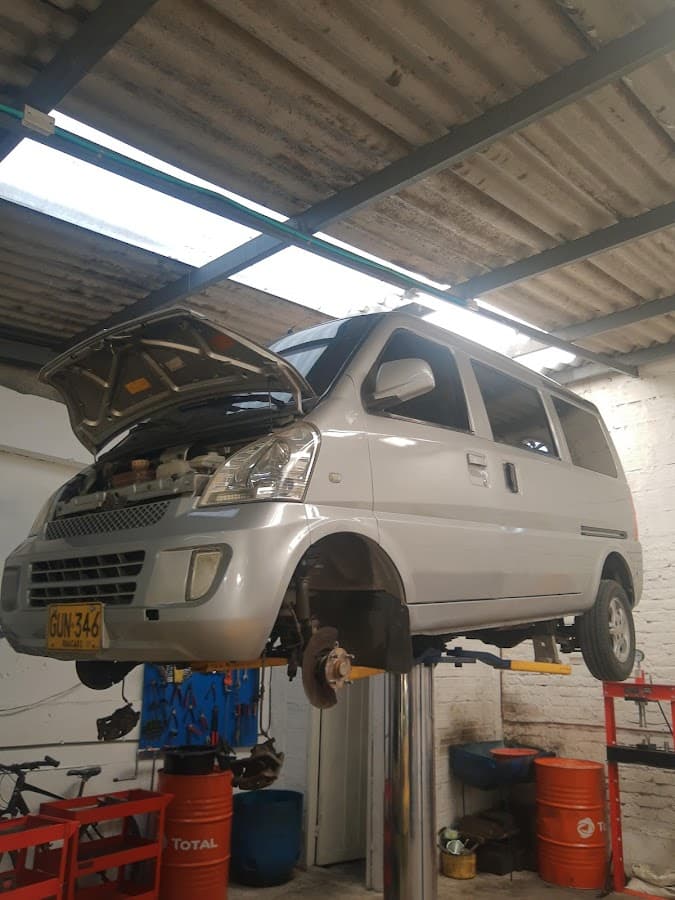 Taller De Mecánica Y Electronica Automotriz — foto