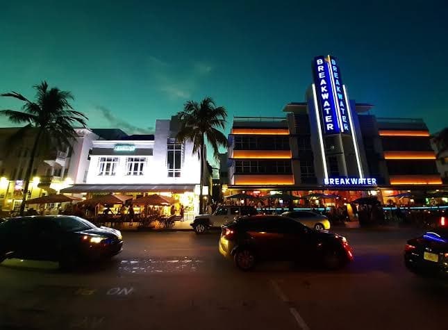 SoBe Hostel & Bar