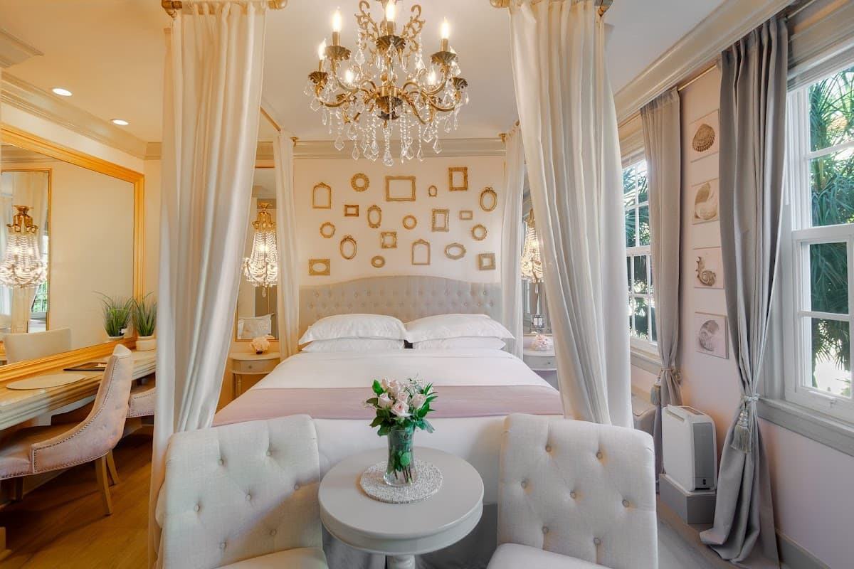 Hemingway Suites Palm Beach