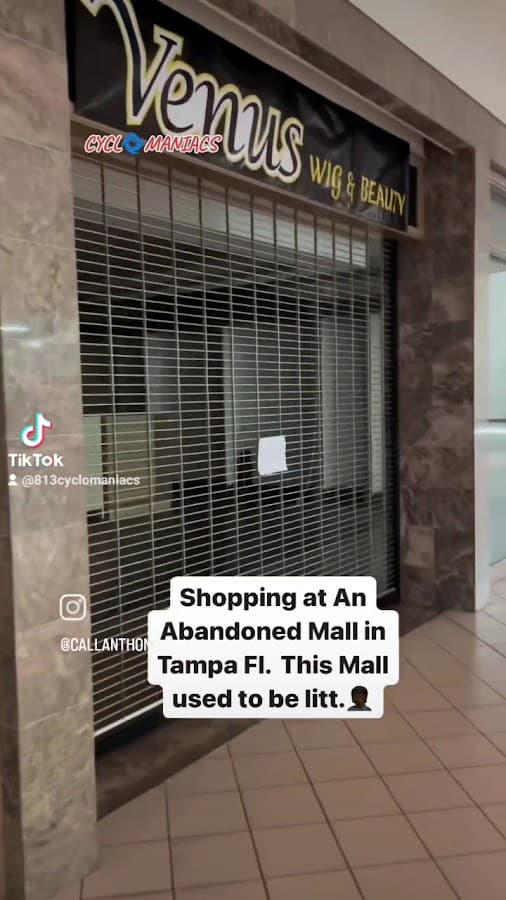 University Mall — foto