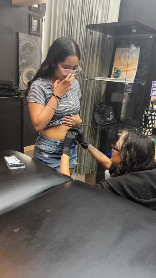 Wooden Heart Tattoos and Piercings — foto