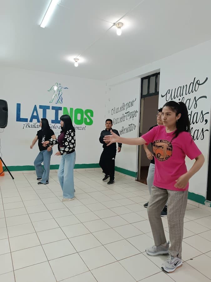 LATINOS Estudio de baile — foto