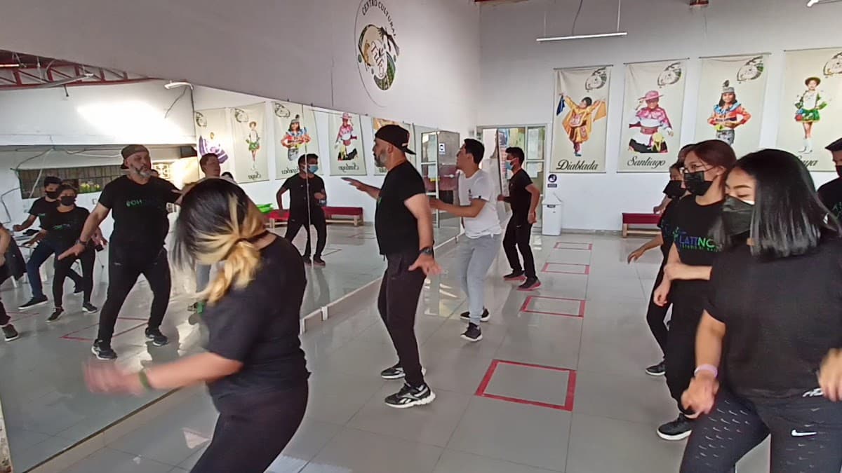 LATINOS Estudio de baile — foto