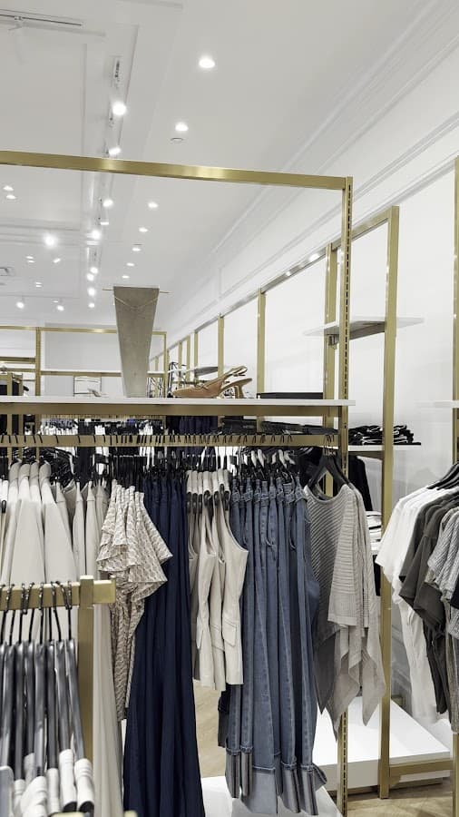 White House Black Market — foto