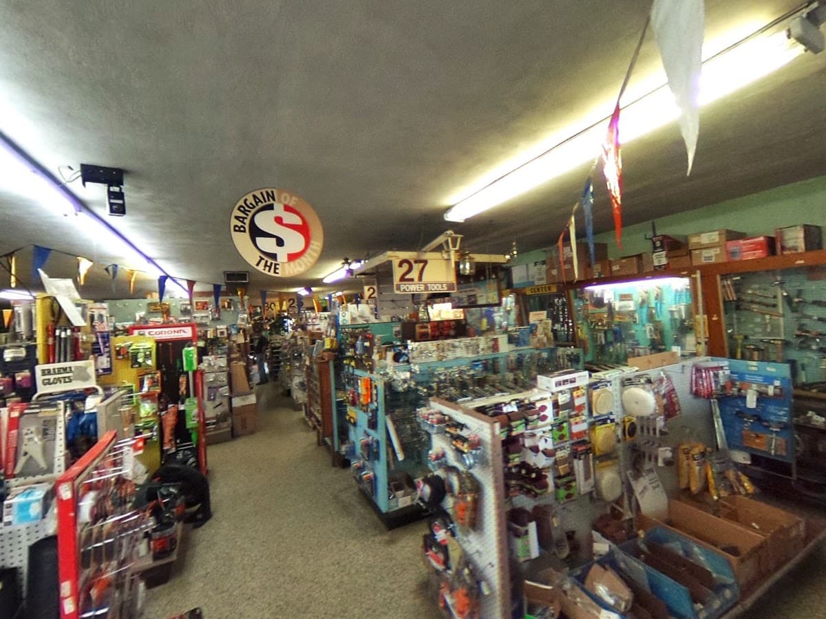 J & L Hardware — foto
