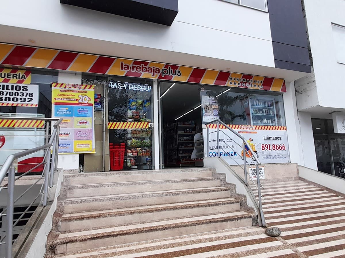 la rebaja Plus No. 5 DROGUERIA Y MINIMARKET Parque Caldas Manizales — foto