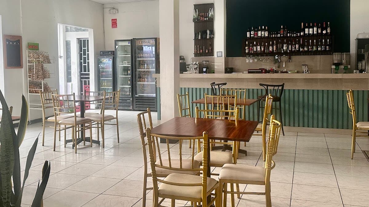 YURI Café . Resto . Bar — foto