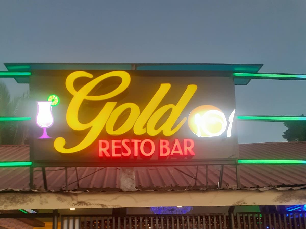 BLACK AND WHITE RESTOBAR Pecos Bull Brewpub — foto