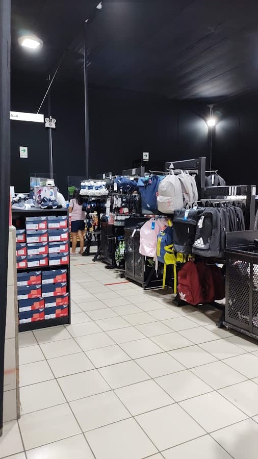 Adidas Outlet — foto