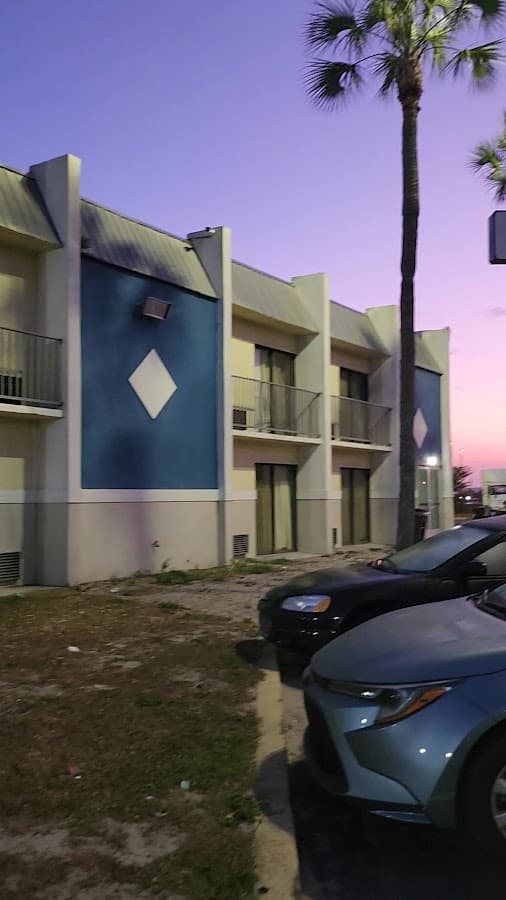 Days Inn & Suites by Wyndham Tampa near Ybor City — foto