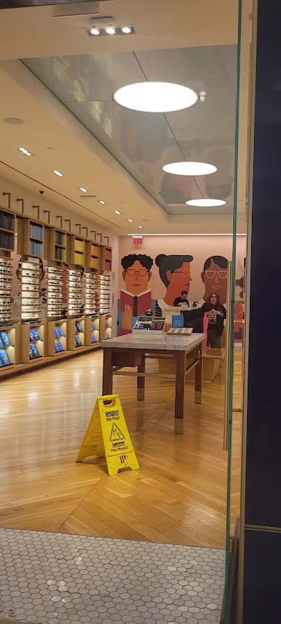 Warby Parker International Plaza — foto