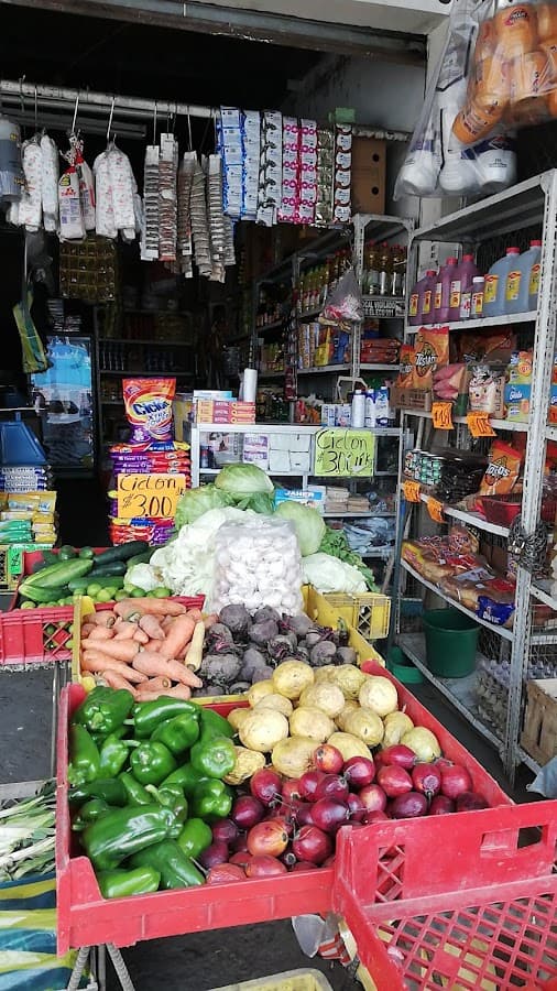 Comercial " Dios con Nosotros" ventas al x mayor y menor de productos de primera nesecidad — foto