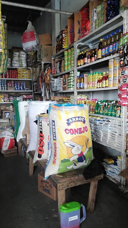 Comercial " Dios con Nosotros" ventas al x mayor y menor de productos de primera nesecidad — foto