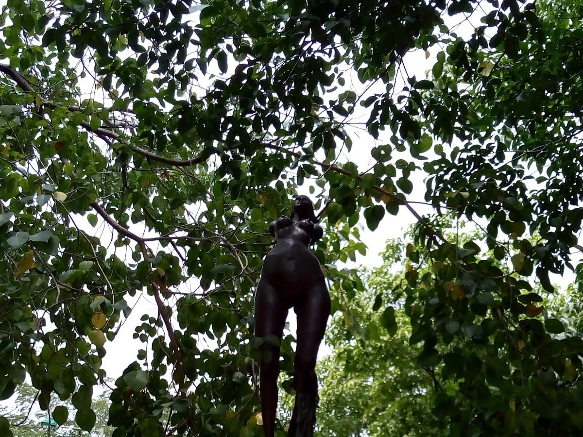 escultura "Niña Subiendo Al Cielo"