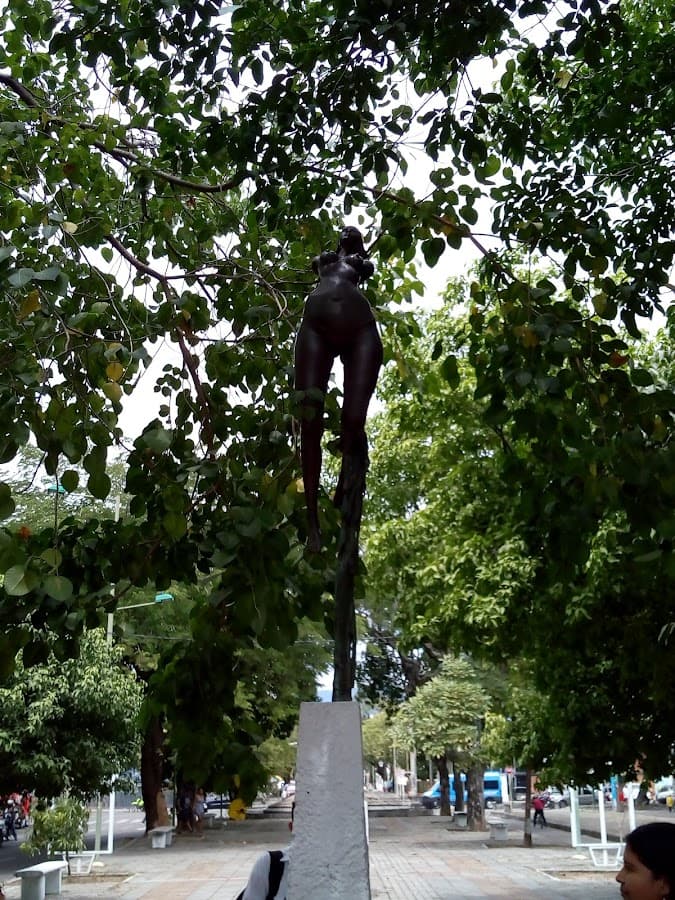 escultura "Niña Subiendo Al Cielo" — foto
