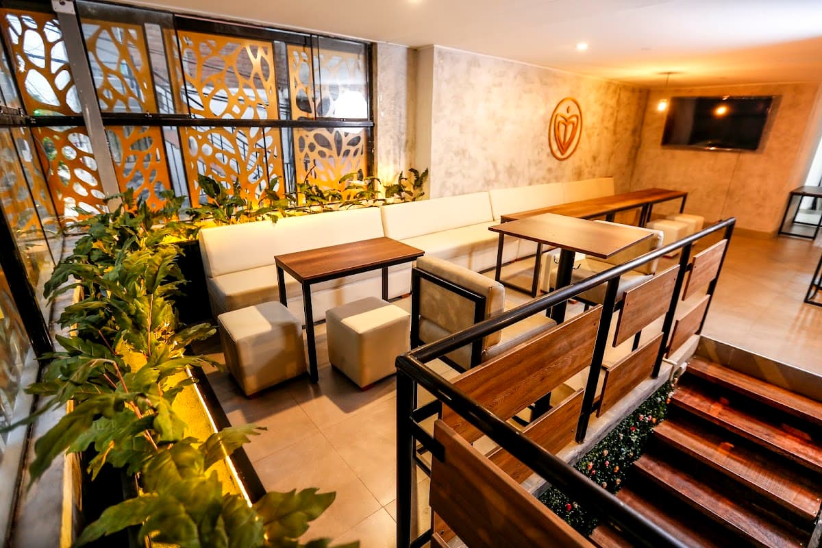 CARDI BAR & LOUNGE