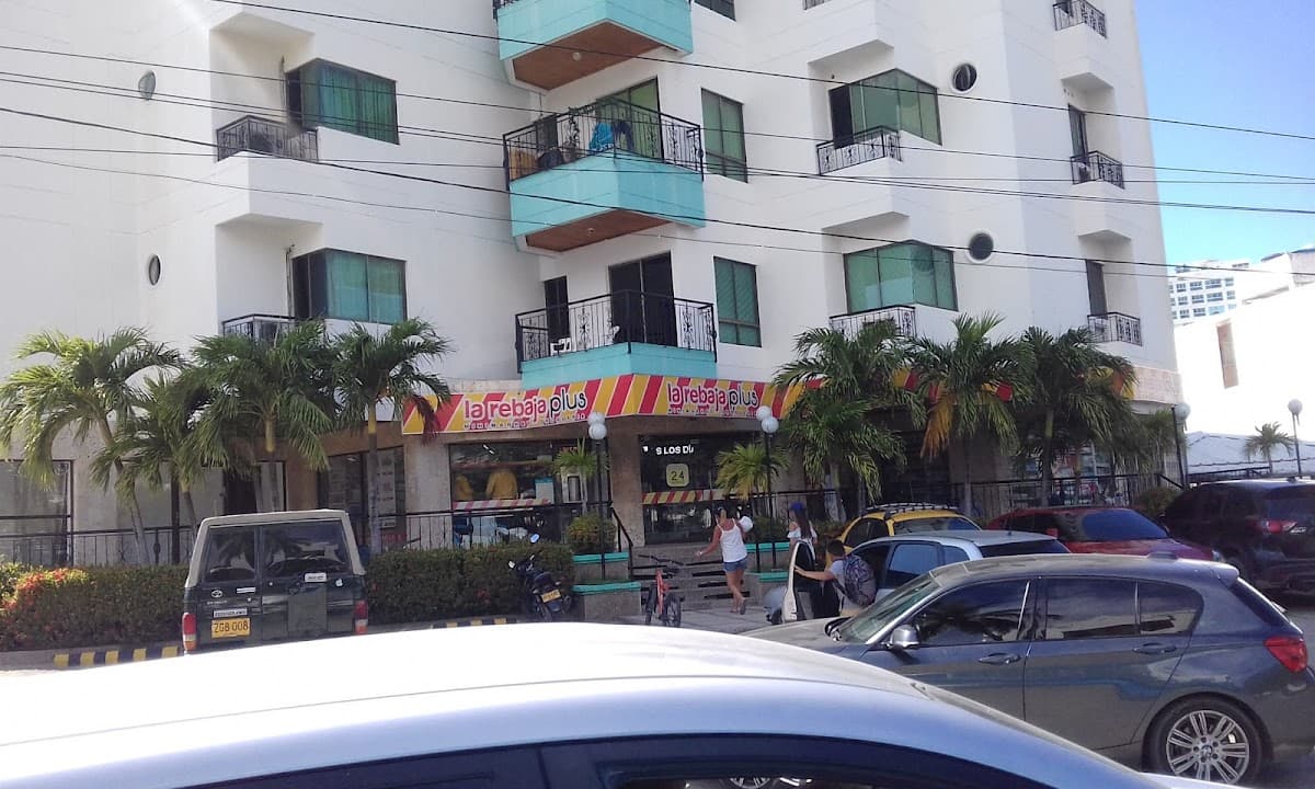 la rebaja Plus No. 3 DROGUERIA Y MINIMARKET El Rodadero Santa Marta — foto