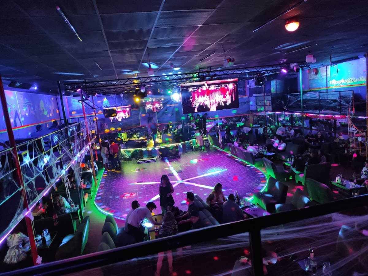 LUJO’S Discoteca Karaoke