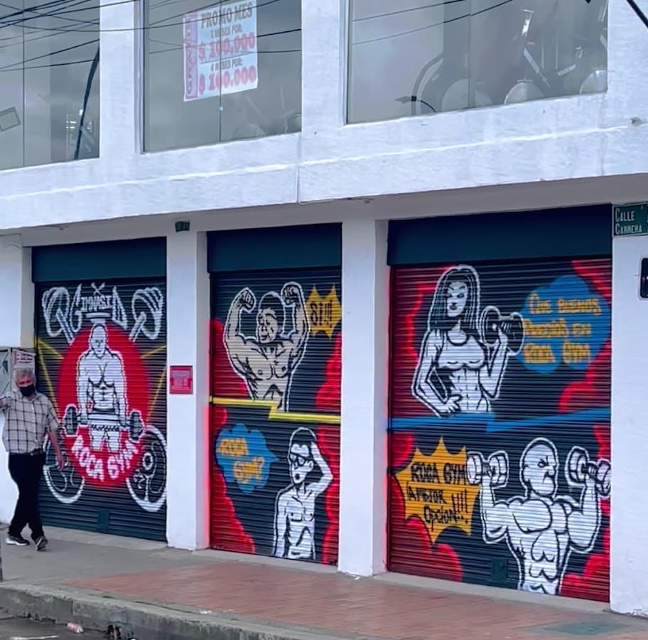GIMNASIO ROCAGYM - centro de entrenamiento deportivo, frente estación granja calle 80 — foto