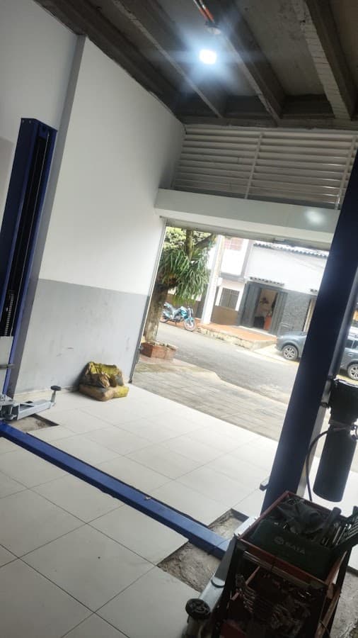 TALLER MECÁNICO EN BUCARAMANGA. Puntofijo automotriz — foto