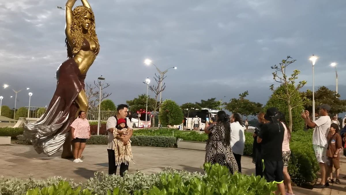 Estatua de Shakira — foto