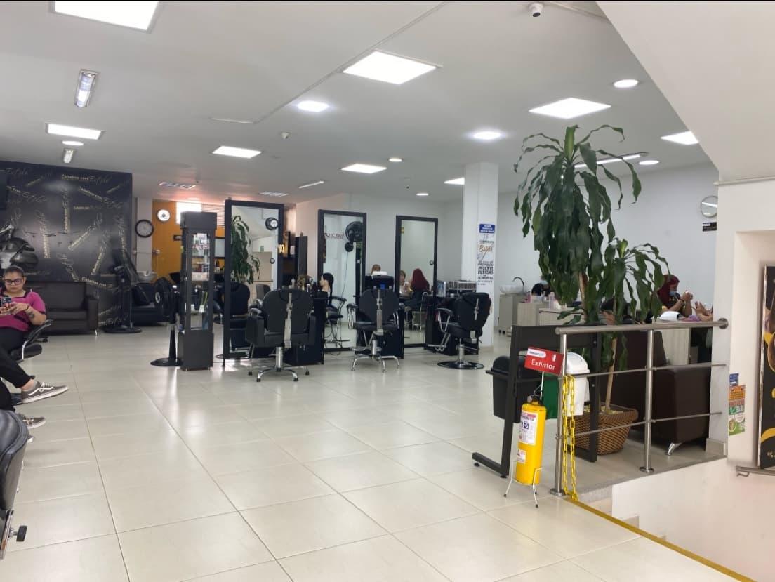 Cabellos con Estilo Peluquería-barbería - spa facial y corporal — foto